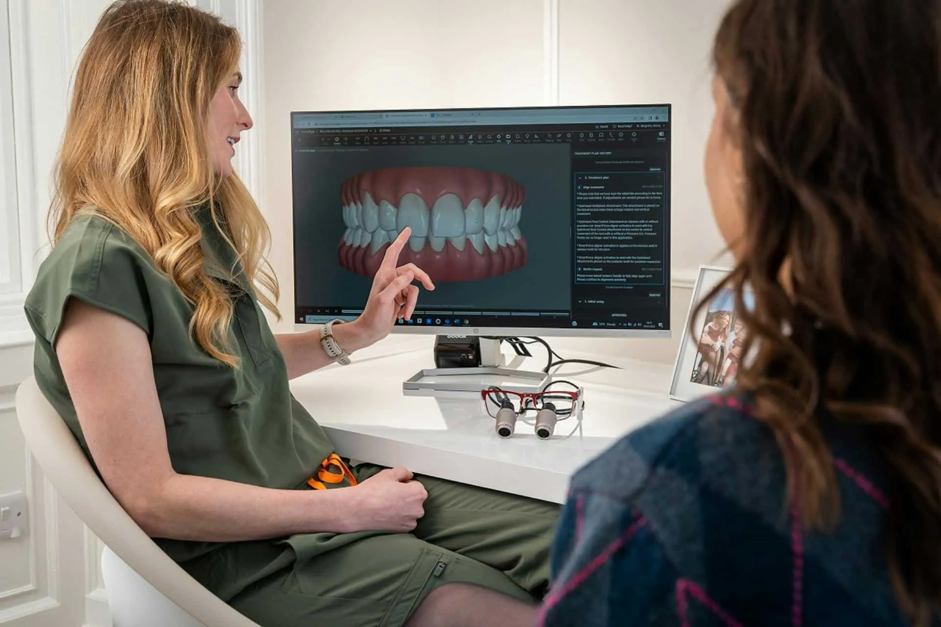Tandlæge gennemgår digital behandlingsplan med patienten
