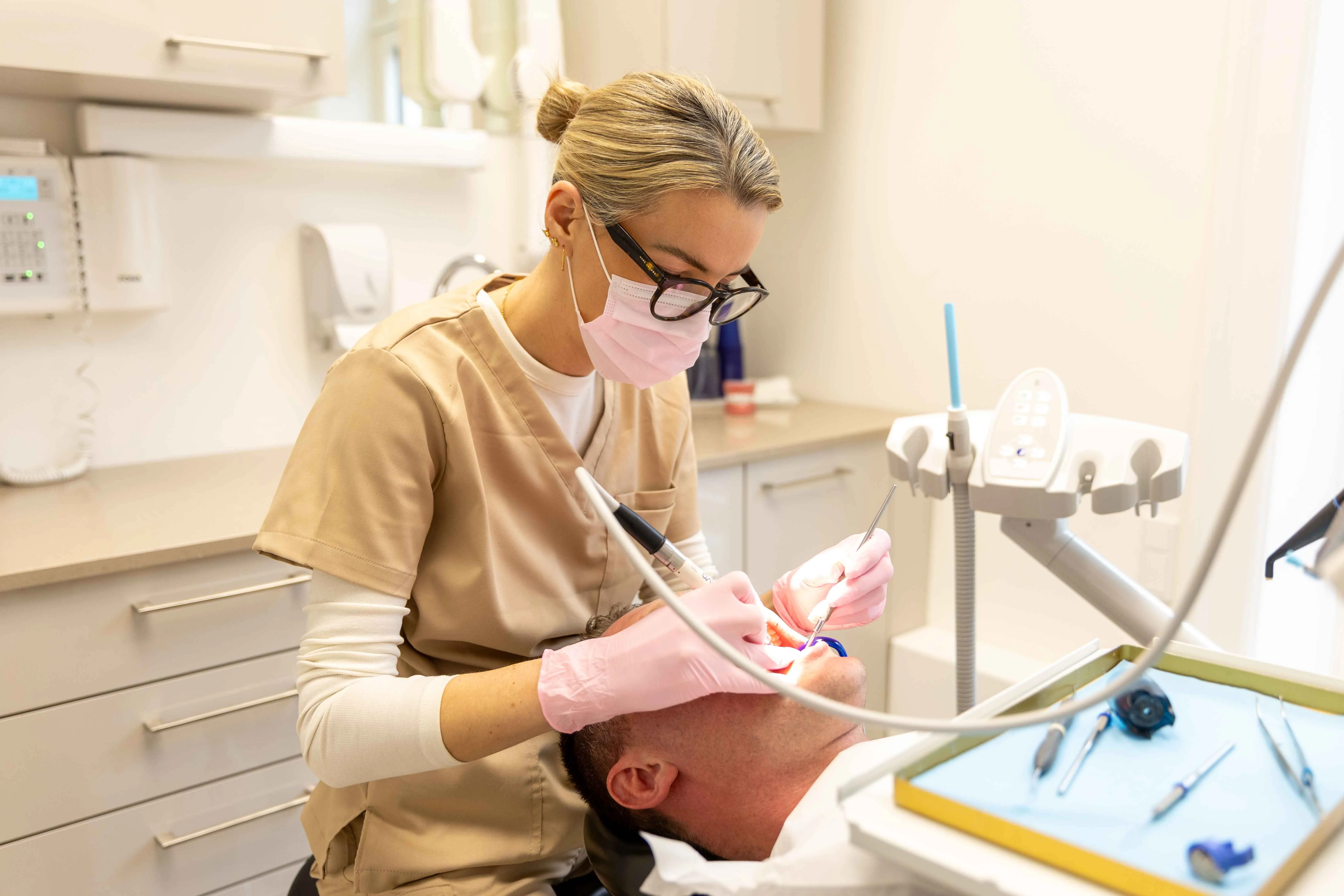 Tandlæge i gang med en behandling i klinikken